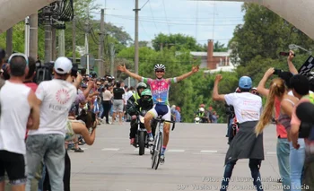 La llegada de Eric Fagundez en la Vuelta de los Puentes