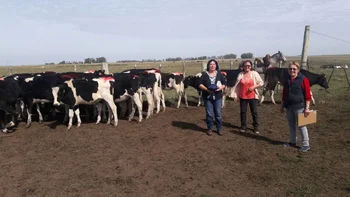 Mujeres Rurales de Colonia Antonio Rubio junto a sus vaquillonas.