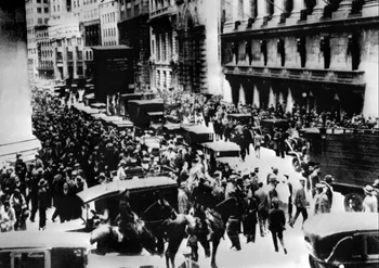 Una multitud reunida ante la bolsa de Wall Street el 24 de octubre de 1929