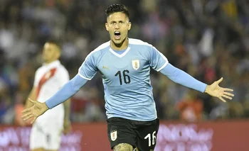 Brian Rodríguez celebra uno de los tres goles que convirtió con Uruguay, ante Perú, en octubre de 2019