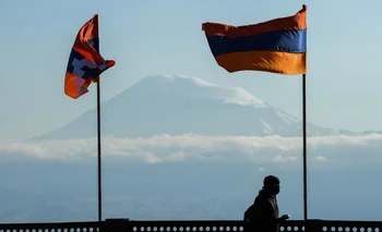 Banderas de Armenia en un puente con vistas al Monte Ararat. (Archivo)