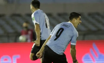 Suárez en el momento que frena su carrera en el festejo tras el 2-1