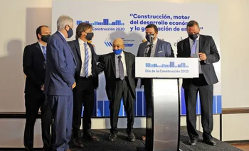 El presidente de la República, Luis Lacalle Pou, en un evento por el Día de la Construcción junto a las autoridades de la cámara 
