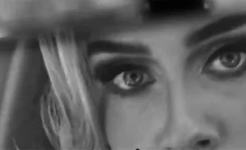 Adele en el video de "Easy On Me"