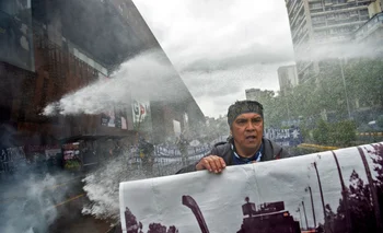 Indígena mapuche durante los enfrentamientos tras una protesta en el centro de Santiago de Chile