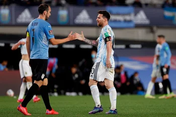 Godín y Messi, rivales de mil batallas