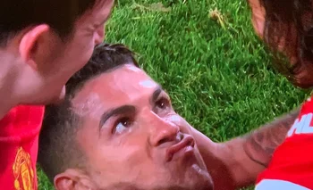 Cristian Ronaldo festeja su gol ante el saludo de Edinson Cavani