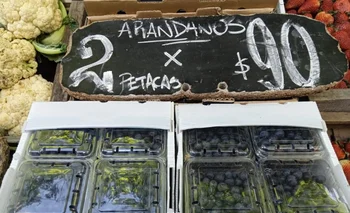 En una frutería en el Centro de Montevideo hay una oferta de dos petacas por $ 90.