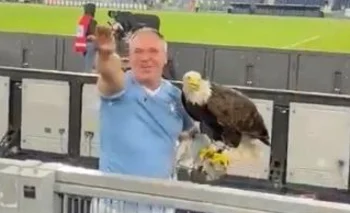 El adiestrador del águila de Lazio y su saludo