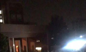Captura de pantalla de un video que muestra una multitud de personas protestando a las afueras de la universidad iraní