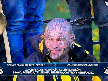 El hincha de Peñarol con su cara tatuada