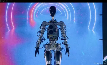Esta captura de pantalla de video tomada de la transmisión en vivo del Tesla AI Day 2022 muestra el robot prototipo "Bumble C" caminando en el escenario en Palo Alto, California, el 30 de septiembre de 2022