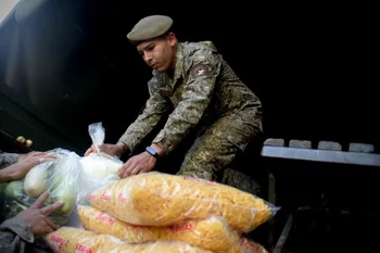 Las Fuerzas Armadas comenzaron a repartir alimentos en las ollas populares