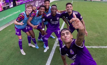 Facundo Torres y la típica selfie que hace con sus compañeros de Orlando City cada vez que anota un gol 