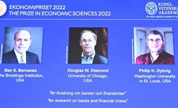 Una pantalla muestra a los tres estadounidenses ganadores del Premio Nobel de Economía