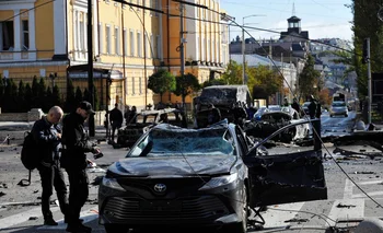 Imagen de un auto bombardeado por misil en Kiev, Ucrania (archivo)