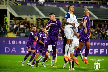 Matías Vecino anota de cabeza un gol para Lazio ante Fiorentina