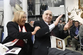 El expresidente Julio María Sanguinetti en el momento de la compra. 