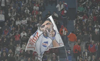 Hinchas de Nacional con una bandera de Luis Suárez