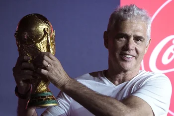 Alberto Tarantini con la Copa del Mundo