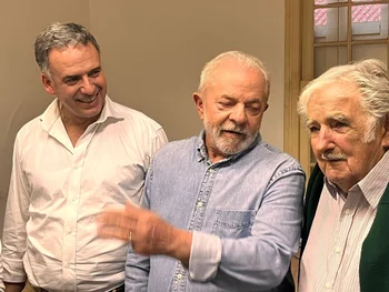 Lula, flanqueado por Mujica y Yamandú Orsi. 