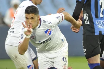Luis Suárez convierte el 2-1 en Liverpool Nacional por la semifinal del Uruguayo