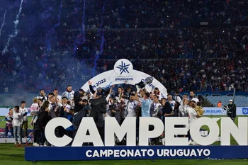 El plantel de Nacional levanta el trofeo, tras consagrarse campeón del Campeonato Uruguayo