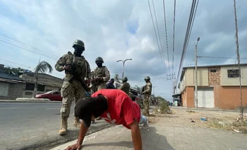 Soldados controlan las calles en un operativo conjunto con la policía en la ciudad ecuatoriana de Durán.