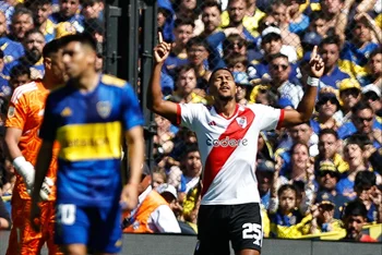 Salomón Rondón celebra su gol para el 1-0 ante Boca Juniors