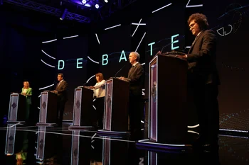 Los candidatos en el debate presidencial en la Universidad de Santiago del Estero