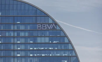 Fachada del banco del BBVA en la ciudad del BBVA, en Madrid.