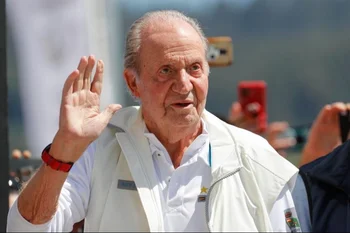 El rey emérito, Juan Carlos I, ha abandonado este lunes España desde el aeropuerto de Vigo .