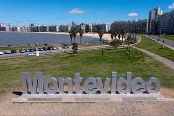 El cartel de Montevideo plateado