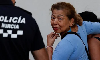 Madre de uno de los fallecidos en el incendio de Murcia a las puertas del Palacio de Deportes de la localidad