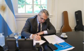Alberto Fernández durante la firma del decreto.