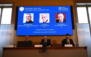 El secretario general de la Academia sueca de Ciencias anuncia los nombres de los tres científicos ganadores del premio Nobel CRÉDITO: AFP