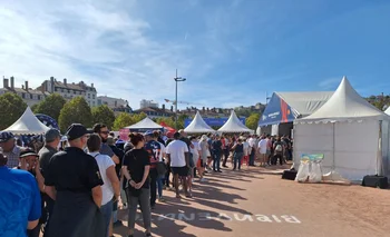 Mucha gente en la Fan Zone de Lyon