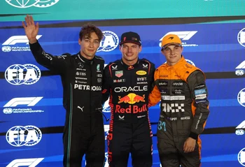 El neerlandés Max Verstappen de Red Bull Racing posa junto a George Russell de Mercedes-AMG Petronas y Oscar Piastri de McLaren