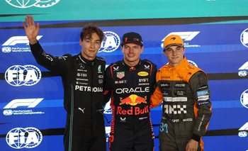 El neerlandés Max Verstappen de Red Bull Racing posa junto a George Russell de Mercedes-AMG Petronas y Oscar Piastri de McLaren