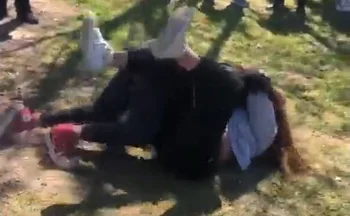 Captura de pantalla del video con adolescentes peleándose afuera de centro educativo en Paso Carrasco