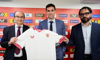 Diego Alonso en su presentación en Sevilla junto a Pepe Castro y Víctor Orta