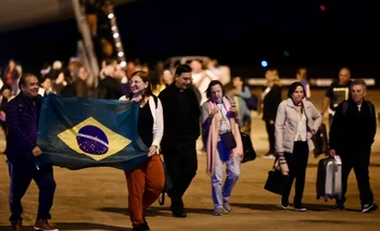 Ciudadanos brasileños desembarcan en el aeropuerto militar de Brasilia luego de ser repatriados desde Israel.