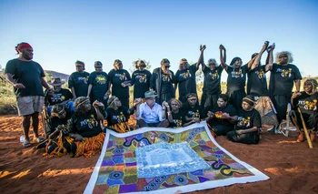 El primer ministro Albanese con líderes aborígenes en el Uluru Kata Tjuta National Parks