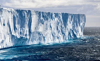 Las plataformas son extensiones de las capas de hielo que cubren gran parte de la Antártida, y que flotan en los mares que la rodean.