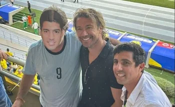 La foto de Lugano junto a un Luis Suárez enmascarado y Matías Pérez