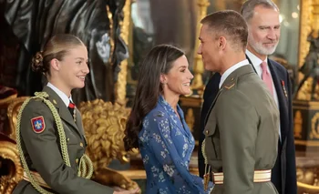 La princesa Leonor saludo a un compañero de la Academia Militar de Zaragoza.