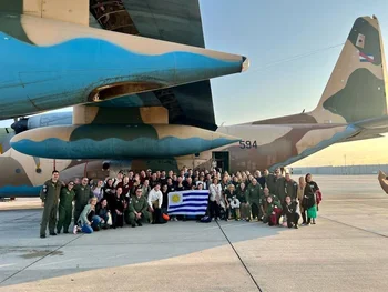 Los uruguayos y el personal de la Fuerza Área antes de subirse al avión