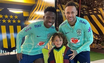 El hijo mayor de Léo Coelho se tomó fotos junto a Vinícius Jr. y Neymar en el Estadio Campeón del Siglo en la práctica de la selección brasileña