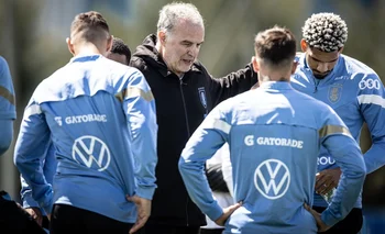 Marcelo Bielsa dirigió la práctica de la selección uruguaya y habló con los jugadores en el entrenamiento