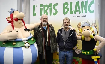 Obelix, el dibujante francés Didier Conrad, el escritor francés Fabrice Caro y Astérix en la presentación de la aventura número 40, El lirio blanco, en Francia.